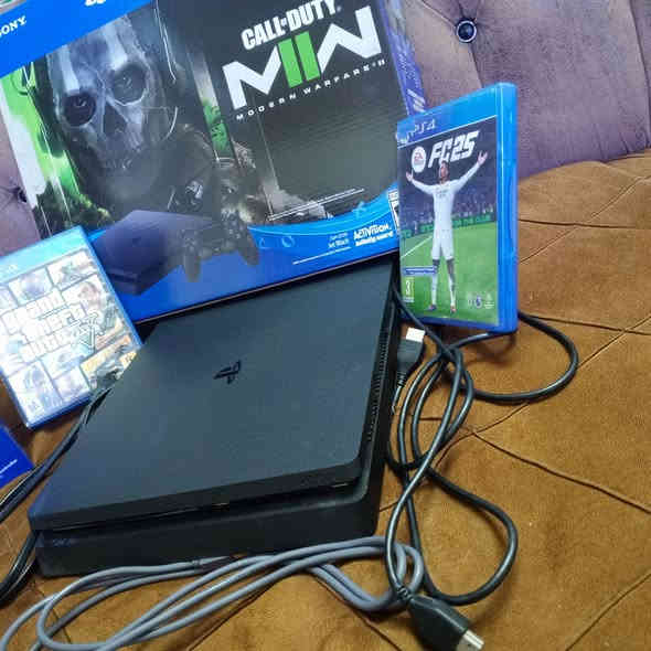 سلام عليكم بلي4 للبيع جديد كامل مكمل السعر 250 و التواصل ***********
