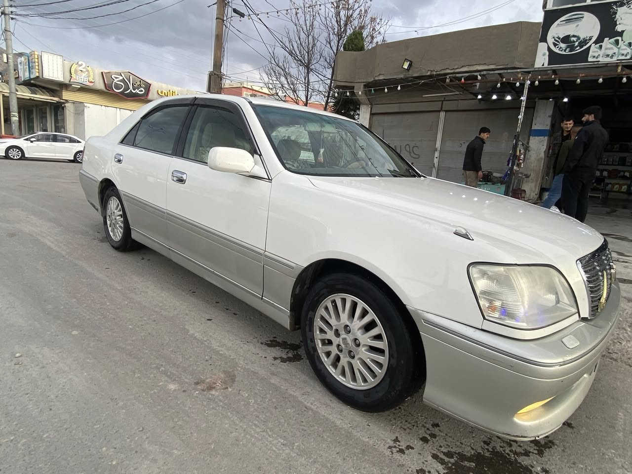 مەلیکە مووس مەکینە 175
سئ دوکمە پەردە 
ناو زەرد
بی بویاخ کامل مەسرەف کراو
بریکی بەسراوە
بئ دەعمو لیدراو
رونی گیرو مەکینەو
سیرفزی تازە کراوە
47گەلاو مەجال
***********
