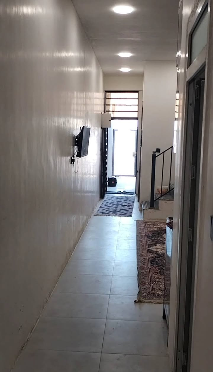 سلام عليكم مشتمل طاابقين اليجار بناء حديث  الصحيات بس داخلية نضام غربي خارجي ماكو العنوان كوت زين القوس لثالثة قرب  شارع الكفاح اليجار300 وبي مجال ولماء ولكهرباء علي *********** متواجد على واتساب ولتصالات
