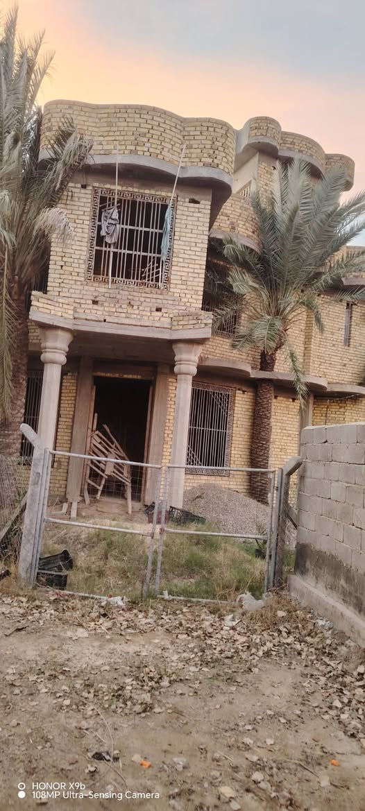 السلام عليكم بيت للبيع وحديقه كبيره سند ٢٥  كما موضح بالفيديو مساحه ٦٢٥ متر ٢٧ نخله مثمره للاستفسار أكثر اتصل على الرقم *********** ما اجاوب على التعليقات
