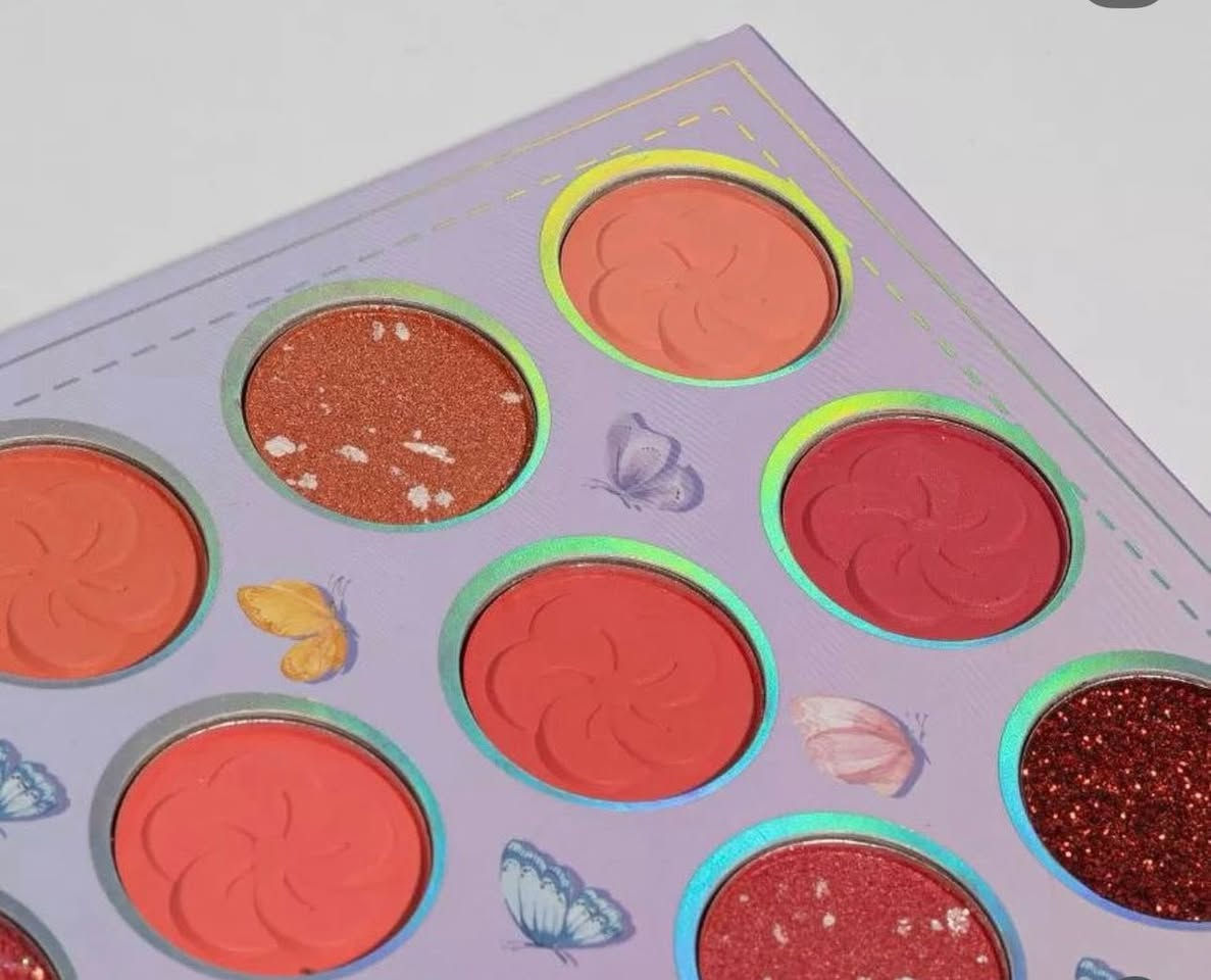 باليت
متوفر هذا الباليت ويحتوى على عدد ألوان وكذالك اضائة وبلاشر بعدة ألوان وحجمة كبير وبتصميم لطيف 
السعر ٥ التواصل واتساب *********** او خاص ♥️.
