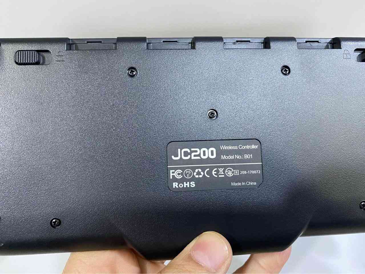 دەستەیەکی یاری (Gamepad) مۆدێل JC200 بۆ فرۆشتن. زۆر کەم بەکارهاتووە و وەک نوێ وایە.
• کاردەکات بۆ: نینتێندۆ سویچ (Nintendo Switch)، مۆبایلی ئەندرۆید و ئایفۆن.
• دیزاین: شێوەی ئەرگۆنۆمی و ئاسودە بۆ دەست، دیزاینی بروسکەیی زۆر جوان.
• تایبەتمەندی:
• دوگمەی زیادە لە پشتەوە (ML / MR) بۆ کستۆمایز کردن.
• بە لید (LED) دەورەدراوە.
• کوالێتییەکی زۆر باشی هەیە بۆ یارییە خێراکان.
• تێبینی: کارتۆنەکەی لەگەڵە و هیچ کێشەیەکی تەکنیکی نییە. بشدار, السليمانية


**إذا كنت صاحب هذا الإعلان وتريد حذفه لأي سبب، رجاءا أرسل رسالة إلى الدعم الفني**