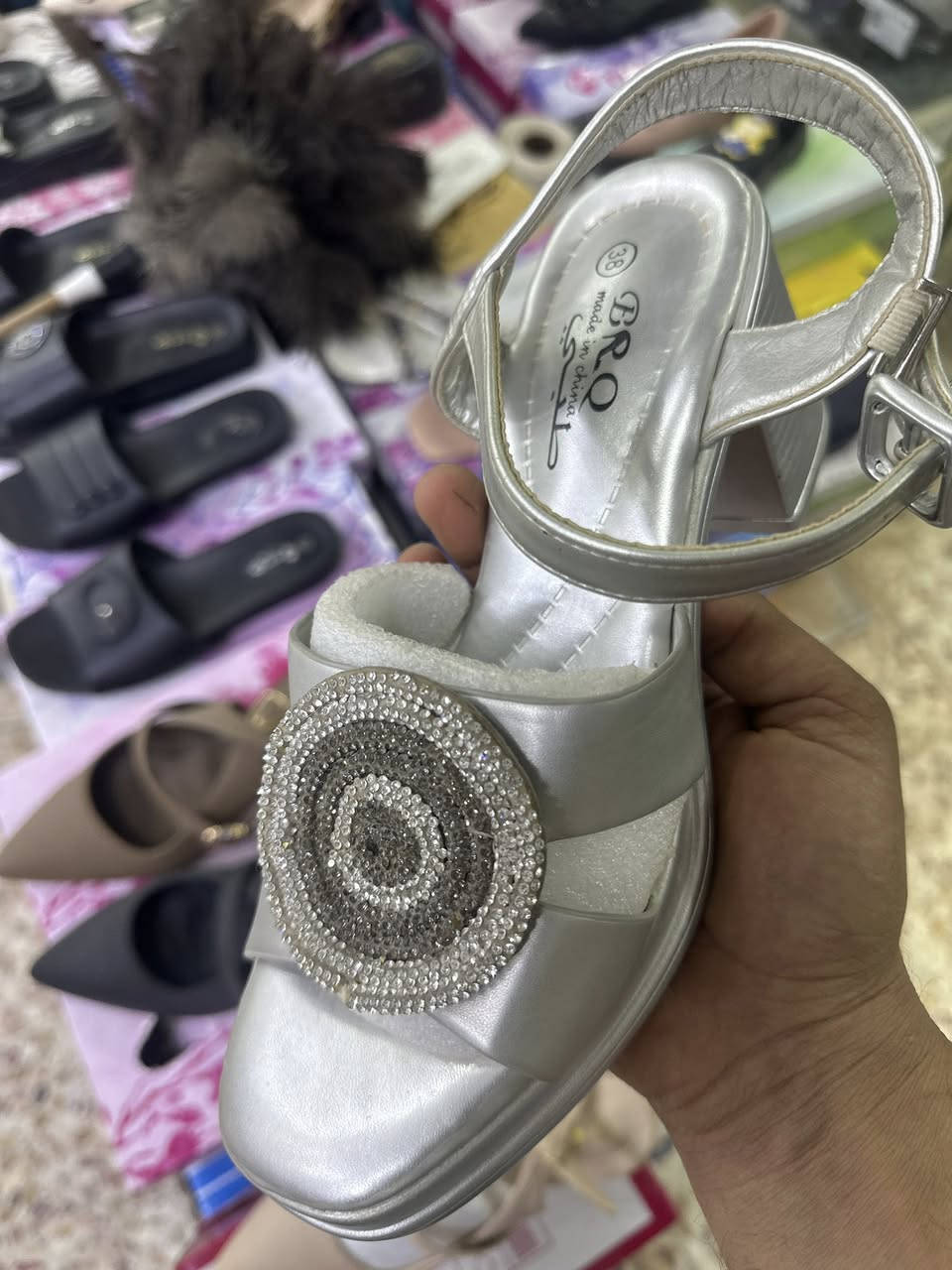 صندل نسائي كعب صيفي خفيف القطعه ب5 الاف  يتوفر توصيل لكل الحله حجز خاص


**إذا كنت صاحب هذا الإعلان وتريد حذفه لأي سبب، رجاءا أرسل رسالة إلى الدعم الفني**