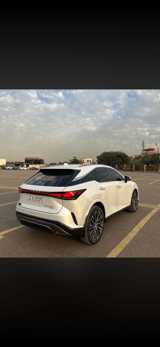🚗 Lexus RX 350h — موديل 2023
حالة فوق الممتازة / نظيفة جداً / فخامة + اقتصاد

الممشى: (14,000) كم

اللون الخارجي: (ابيض صدفي )

اللون الداخلي: (ابيض)

الدفع: AWD

المواصفات:

 • هايبرد اقتصادي جداً

 • شاشة كبيرة وتطبيقات حديثة

 • كاميرا خلفيه

 • رادار + تنبيه خروج المسار

 • بصمة تشغيل

 • شحن لاسلكي

 • LED كامل

 •     مقاعد مريحة مع تبريد/تدفئة

الضرر : صبغ نصف الجوملغ المامي والباب المامي صبغ ونصف الباب الخلفي

💰 السعر المطلوب: ($36,000)وبيه مجال *********** مكانها بغداد حي الجامعة
