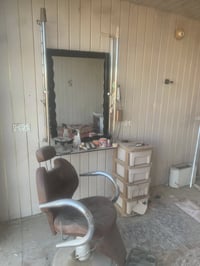 اغراض محل حلاقة للبيع  (كرسي حلاقه مراية مغسلة ) باب ارتفاع ٢ متر عرض ...