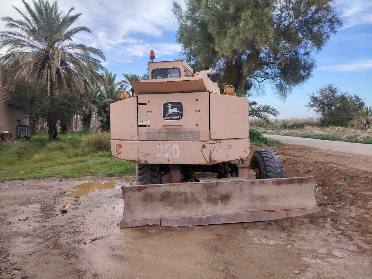 السلام عليكم ورحمة الله
(مكلف بالنشر) (مكلف بالنشر) (مكلف بالنشر) 
للبيع  
حفارة جوندير
السعر 150 ورقة (شدة ونصف) السعر قابل للتفاوض
التفاصيل
حفارة جوندير 
موديل 1995
محرك 6 سلندر سوبر بم ونوزل  بلادي مامفتوح 
شغالة جاهزه نقص فقط تايرات
بيها كتاب منافيست
وبيها كتاب فحص من مرور واسط
العنوان _واسط _قضاء الحي
للاستفسار اكثر الاتصال ع الارقام 
***********
***********
