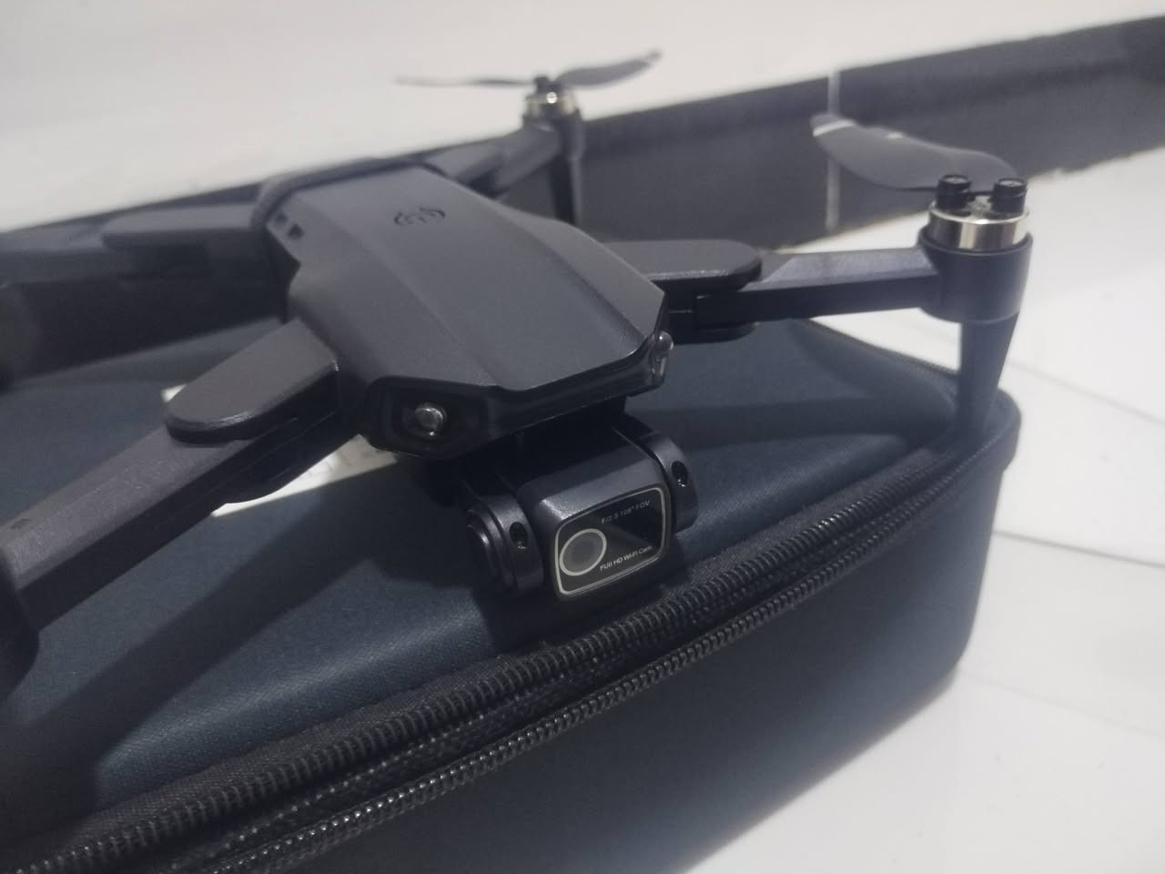 درون L900 Pro. جديده هي طائرة رباعية  قابلة للطي، تتميز بوزن خفيف (حوالي 215-220 غرام)، محركات قوية بدون فرش  وكاميرا 4K مزدوجة توفر تصوير فيديو بدقة HD مع بث مباشر عبر 5G Wi-Fi. توفر زمن طيران يصل إلى 28 دقيقة، ومدى تحكم يصل إلى 1.2 كم، وتعتمد على نظام GPS لضمان استقرار عالي وعودة تلقائية للمنزل. 
يوجد توصيل داخل النجف فقط سعر 50 لف. مع توصيل. وات ساب ***********
***********
