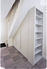 بعض الافكار لاستغلال اسفل الدرج  للتخزين واضافة لمسة ديكور جميلة للعمل...