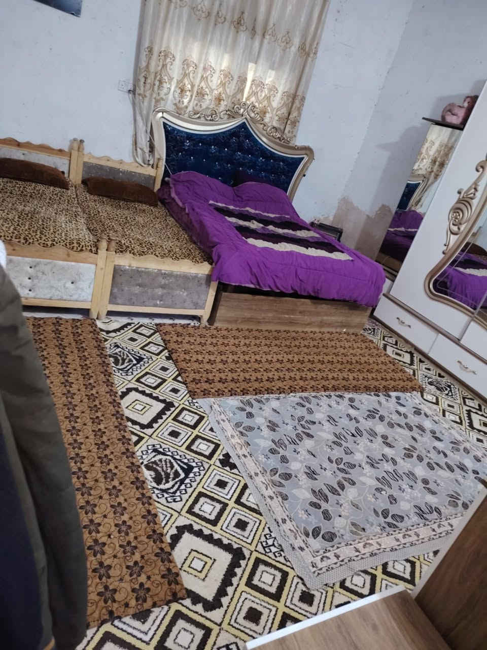 يالله سلام عليكم بيت للبيع يحتوي على غرفه ومضيف ومطبخ وحمام وصحيات خارجيه مساحه 200متر الرضيه سيراميك سقيفه عله طول الطرمه للعلم البيت تجاوز قرب جسر الحديد يم معمل بيت راشد الاسعر 10وبيي مجال قليل الاستفسار ***********
