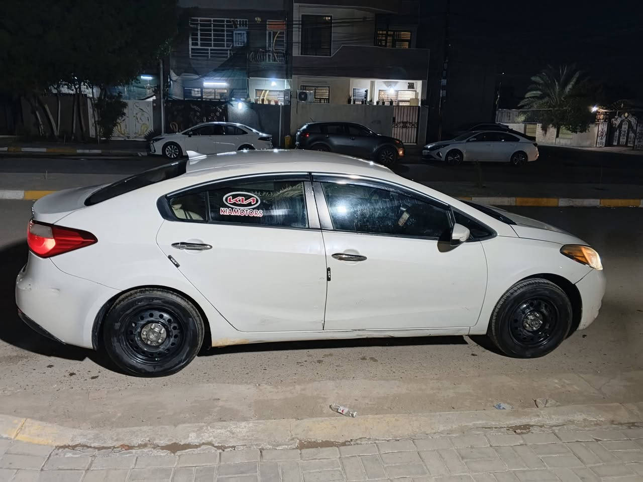 السلام عليكم حبايب كيه فورتي 2015 وارد امريكي حادثه جاملغ خلفي وصندوق خلفي عكس السايق بيه صفحه عكس السايق صبغ ومعجبون وبيه طخطخات ومناطق حالوب خفيفه البجم كبس حادثه خلفي فقط مال امريكا بدون دواخل السياره مكينه كير صدر كله جديد تخم تاير جديد مكينه والكير قبل شهر شادهن حاويه السياره جاهزه للاخير من كل النواحي ومابيه نقص ابد مكانه بغداد السعر 107 وبيه مجال حبايب المو شراي ويكسر بحلال العالم ليخابرني رجاءا كلشي اكو بالسوك  للاتصال بي واتساب ***********
