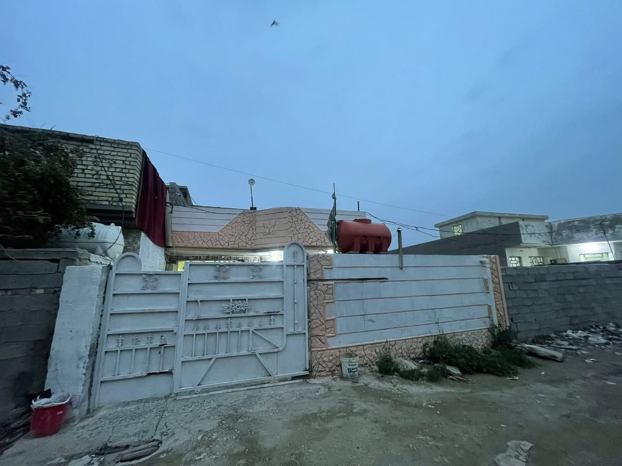 السلام عليكم بيت ل بيع
🔹 المساحة: 190 متر  
🔹 البناء: طابق ونصف  

✨ التفاصيل:
- غرفة نوم بالطابق الأرضي  
- صالة مريحة  
- استقبال (مجلس)  
- مطبخ حار + مطبخ بارد  
- طرمة  + ترك ع طول البيت بشكل حرف L
- حمام داخلي + حمام خارجي  
- صحيات خارجية  

📍 الموقع على الخريطة:
https://waze.com/ul/htjb530ddu

📞 للاستفسار: (***********)

🔥 بيت مرتب وموقعه مميز وقريب من كل الخدمات –  مجاري ماء كهرباء وبلديه تفتر
