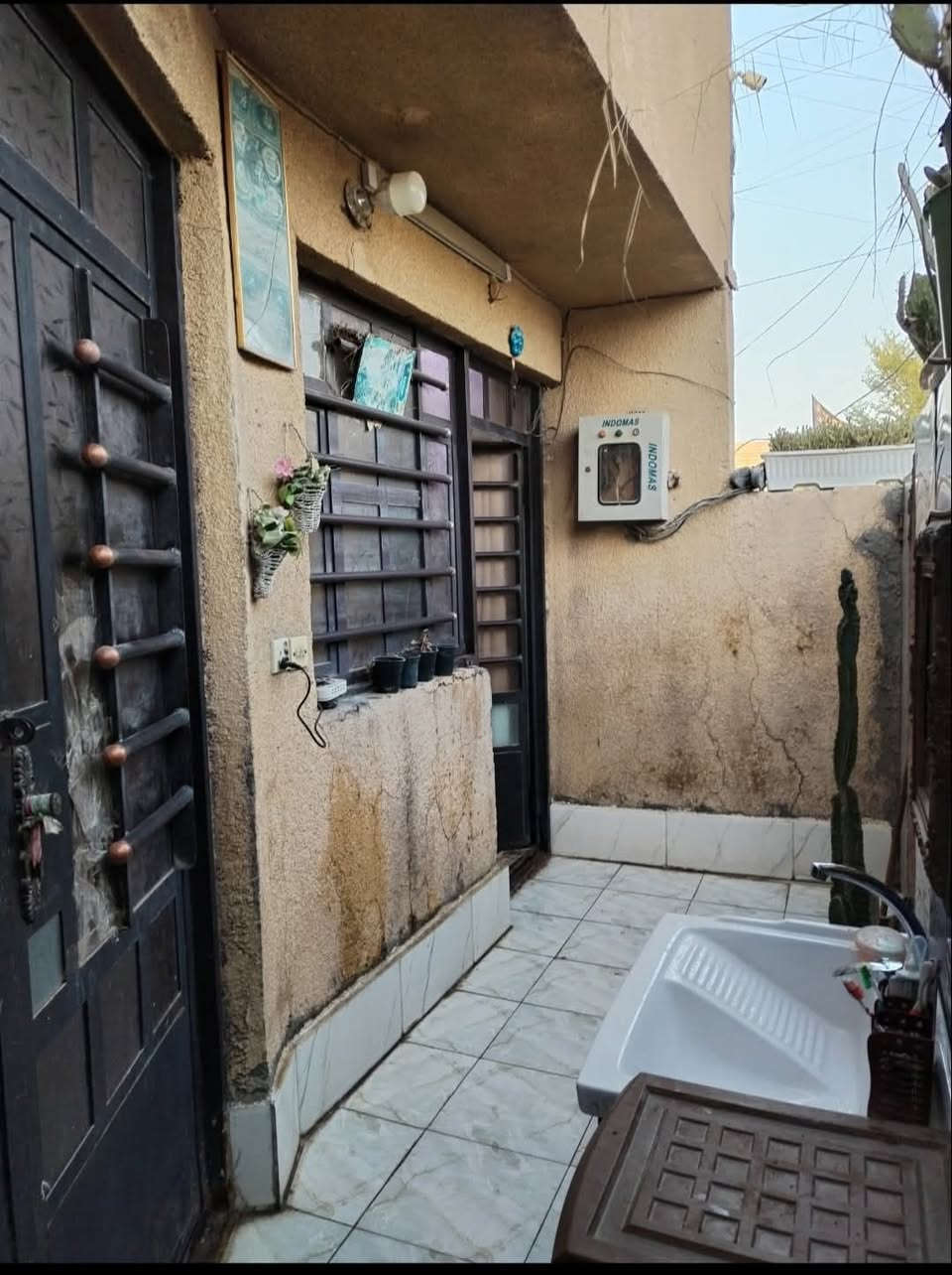 السلام عليكم بيت للبيع تجاوز مساحة ٩٠ متر مربع واجهة ٧ بناء حديث طابوق مسلح البيت يتكون من استقبال وصالة مفتوحة وغرفة منام ومطبخ وصحيات البيت كوله سيراميك فقط، الغرفه بياض  والسطح شتايكر بيت كامل وجاهز للسكن مكان بغداد بلأمين شهداء النفط يم اسواق كرار الوائلي غير متواجد عل فيس للأستفسار الاتصال ع الرقم ***********
