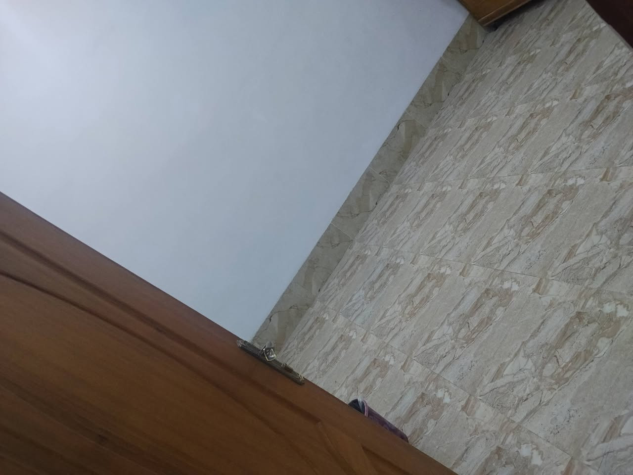سلام عليكم بيت في حي القادة تحرير بناء حديث طابو صرف بي غرفتين ومطبخ وستقبال ومجموعه صحيات سعر 95 بي مجال شي قليل ***********
