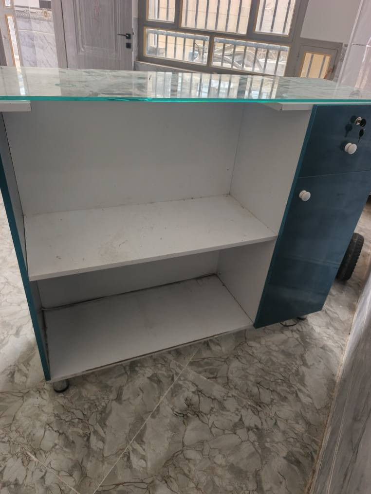 السلام عليكم
ديكور صيدلية كامل للبيع نظافة 85٪ 

رفوف عدد12

ميز متعدد رفوف +باب+مرات 

السعر 2,000,000 بيها مجال بسيط
***********
