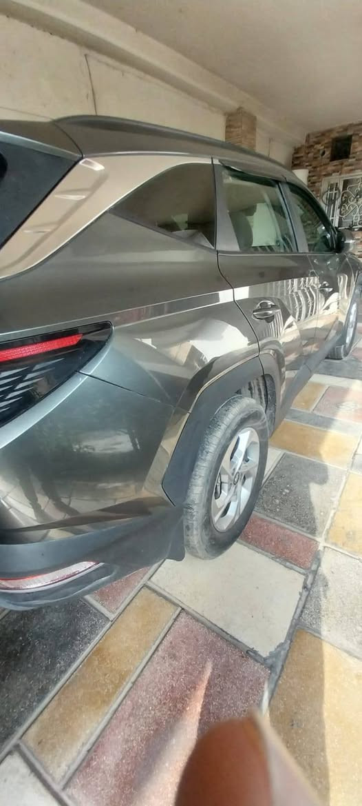 سلام عليكم 
توسان موديل 2023
ماشيه ١٥ الف 
٣ قطع صبع 
بغداد الامين الثانيه 
هاتف ***********
(السعر 165 وبيه مجال )
