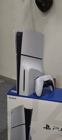 بلايستيشن 5 • نظيف 100% • ملحقات كاملة