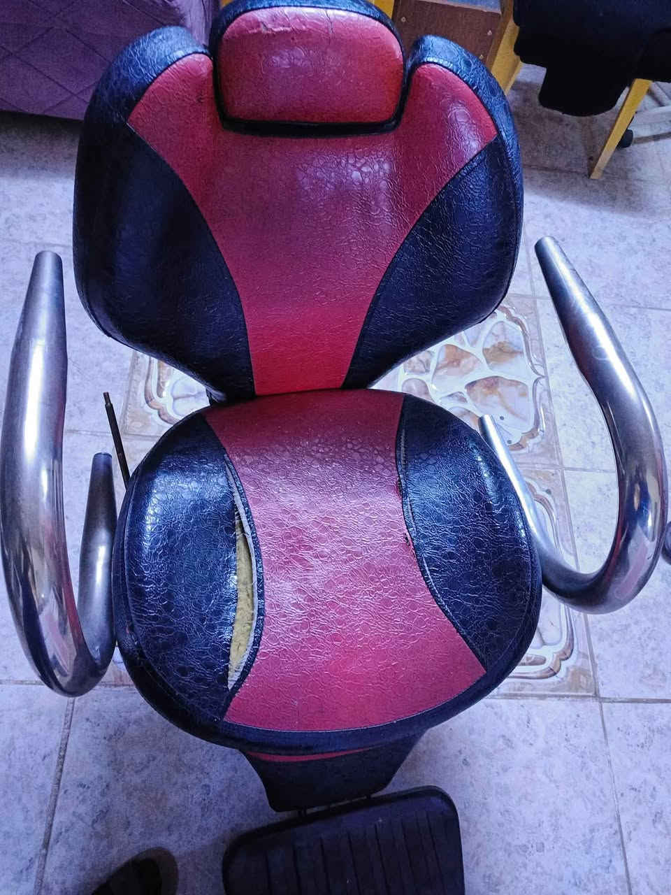 كراسي حلاقه ٢جك شغال اي عيب مابي
البرتقالي 100والاحمر٧٥الف والمرايا ٤٥الف
الشراي يتصل على الرقم *********** كركوك, العراق
