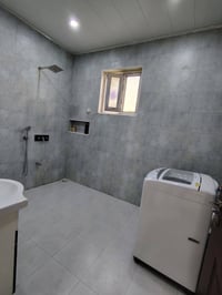 دار للبيع بناء حديث نادر الأولى قرب مجمع المدار س  مساحته اة2 متر طابو...