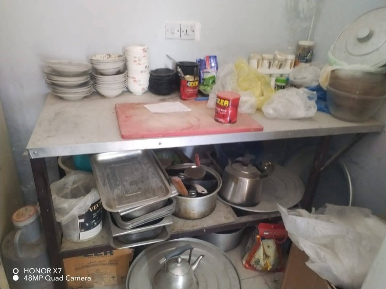 سلام عليكم 
عندي غراض مطعم للبيع 
ثلاجه  عاطله ما اعرف اشبيها 
سقيفه 
ميز 
طباخ 
وسنك 

العنوان بغداد الدورة 

رقم الهاتف ***********
غير متواجد على الفيس
