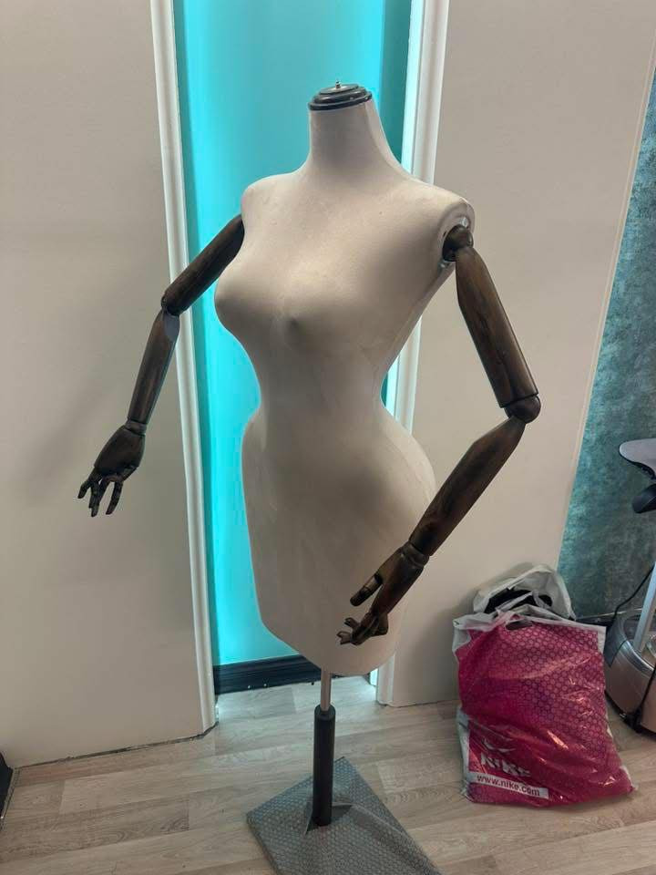 السلام عليكم
عندي ملكانه للبيع وستاندات ذهبيه عدد 2 البيع داخل بغداد فقط لان التوصيل مكلف للمحافظات للتواصل *********** وات ساب 
الملكانه سعرها 150 الف 
والستاند سعره 75 الف
