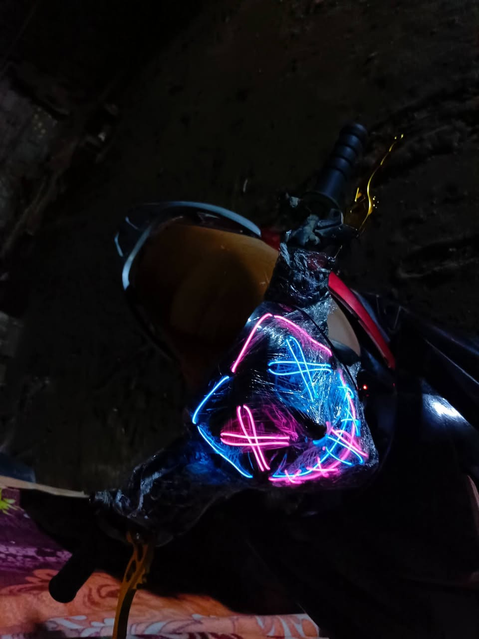 السلام عليكم 

دراجة الشكل سكنس مكينة(محرك) ماكس عدلة تزويد رياضي بوشة 55 صالنصةfm شلعة ومعدل شرط تفر التاير يلة تمشي كلجات رياضي دبل خلفي رياضي سلف رياضي بس يرادلة دشلي كفرات مغلفة فرو البجم موشم مثل ما موضح بل صور فصلتها موضحة بل فديو الدراجة شاهد الله تزويدها كله درجة اولى وشرط الدهن كل وقت بوقتة ابدلة يعني الدراجة ماناقصها اي شي 
الدراجة حلوة والي يحب الماكس يگدر ينزل مكينتها علا ماكس لان المكينة كلها تزويد والي يريدها بلادي موجودات غراضها البلادي بوشة وبستم ودبل وفج ودشبول وصالنصة كلهن بلاديات موجودات  وانطيكياهن وياها 
ستفسار اكثر راسلني واتساب ***********
