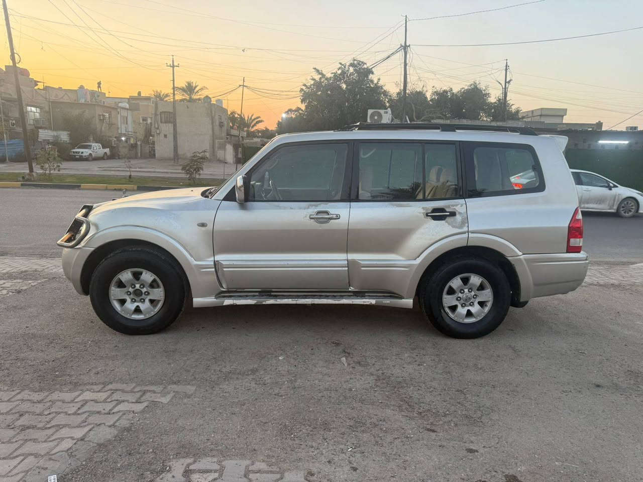 سلام عليكم ورحمة الله وبركاته
ميتسوبيشي باجيرو 2006 حبتور:
- *الحالة:* مكفولة بدون صبغ  بدون تبديل عدا جراد بيها و قطرة  صبغ ما بيهه مكفوله .
- ⁠هزه جديده بهاذ الشهر بأسم صديقي تحويل ثاني يوم 

- *المحرك:*
- سعة 3.8 لتر
- 6 سلندر
- *ناقل الحركة:*
- أوتوماتيكي 5 سرعات
- نظام Sportronic
- *الدفع:*
- رباعي 4WD
- نظام Super Select 4WD
- *اللون:*
- سمائي (سلفر)
- *المواصفات الداخلية:*
- مقاعد بلادية 
- مسجل cd وقارئ اعطال بلاد 
- نظام صوت ستريو سماعات بلاد
- مكيف هواء مزدوج ‏ثلاث قطع تبريد 
- نظام تدفئة وتبريد للمقاعد
- *المواصفات الخارجية:*
- مصابيح بلادية أصفر
- مصابيح ضباب
- مرايا جانبية شفط  كهربائياً
- نظام سنتر لوك
- *الأمان:*
- نظام ABS
- نظام EBD
- نظام ESP
هذه بعض المواصفات الأساسية،
السعر ٩٨ وبي مجال جيد جدا ، او مراوس مكاني كربلاء حي الحر  
***********
واتس اب
