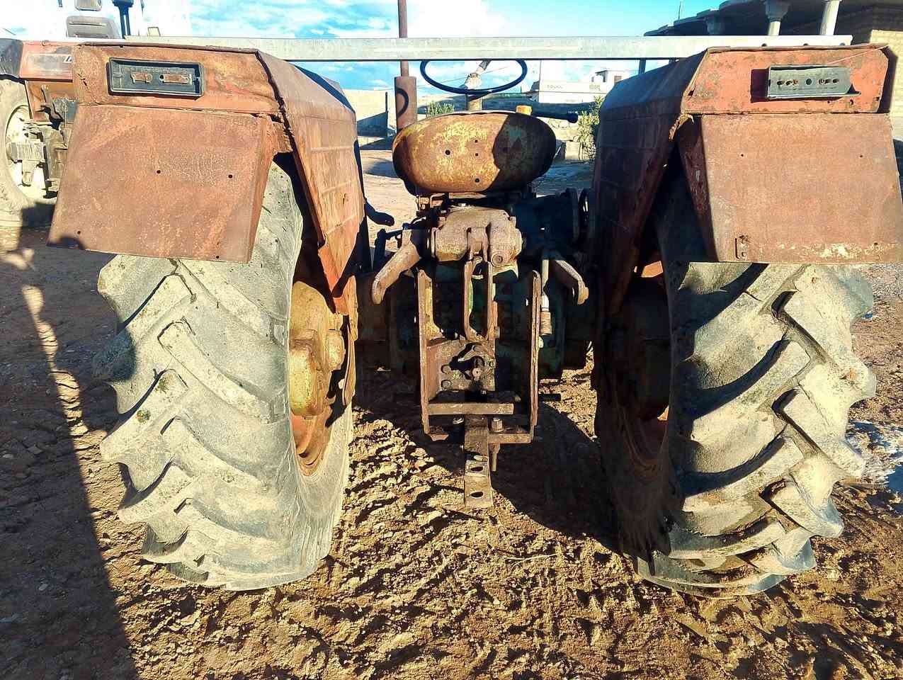 السلام عليكم
عنتر 71 بدون (شرط . محرك.گير . اكسن. هيدروليك)
للاستفسار التواصل على الرقم ***********
