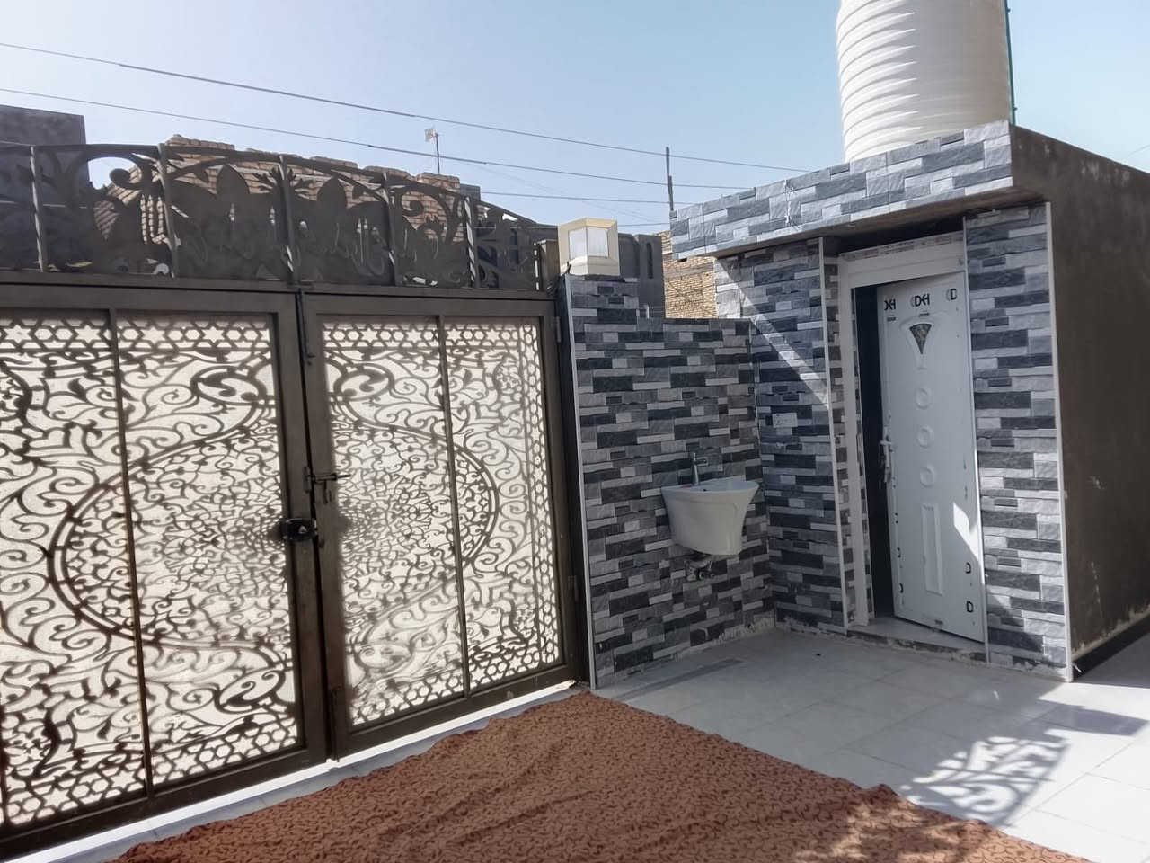 سلام عليكم بيت للبيع زراعي بناء (2025)
مساحة (250م) حي الزهراء الصوب الصغير
 قرب سيد صادق بدايه الحي البيت طابقين طابوق
 
طابق الاول كونكريت يحتوي على غرفتين وصالتين ومدخل ومطبخ  واستقبال ومجمع صحي داخلي وخارجي 
الطابق الثاني اعكاده يحتوي على غرفتين وصالة ومجمع صحي داخلي  
بناء ومواد درجه اولى البيت تمّ انجاز البيت من قبل مكتب عقارات الفنار مجاور مستشفى الخضر العام 
للاستفسار (***********)
