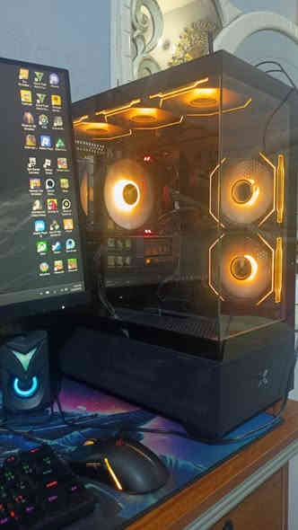 السلام عليكم 
عندي حاسبة تجميع قوية جدًا للألعاب والمونتاج، مستخدمة فقط 10 أشهر،
نظيفة مثل الجديدة 💯، عليها ضمان سنة ونصف باقي،
وجميع العلب الأصلية والكارتونات موجودة ✅

⚙️ المواصفات:

المعالج: Intel Core i7 الجيل الثاني عشر
اللوحة الأم: ASUS Prime B760M
كرت الشاشة: ASUS RTX 4060 8GB
الرام: 32GB DDR4 3600MHz
التخزين: SSD Lexar M.2 1TB Gen3 
الباور سبلاي: 700W (80+ Bronze)
المبرد: DeepCool AG620
الشاشة: AOC 27" 280Hz
الماوس: Havit MS1031
الكيبورد: Microkingdom K61 ميكانيكي
Zeus 2600VA :UPS
الكيس: Xigmatek Alphard 
‎💰 السعر: 1,850,000 دينار عراقي – قابل للتفاوض البسيط 🤝
📍 الموقع: بغداد – السيدية  / تقاطع الدرويش

***********‏
