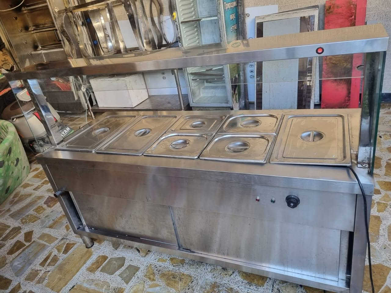 السلام عليكم 
حماية تركية
غاز وكهرباء
استعمال قليل
السعر ٥٥٠ 
ميوزة مرمر عدد ٣
سعر الميز الواحد ١٠٠ 
ميز ستيل متر ونص ب ١٢٥
عارضة عموديه ب ١٥٠
الكرادة شارع الصناعة قرب الجامعة التكنولوجية
***********
