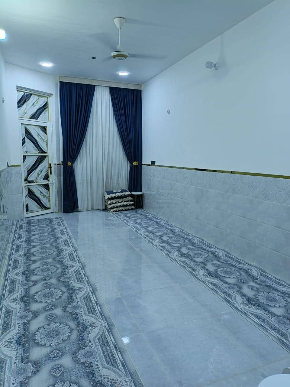 السلام عليكم البيت للبيع بناء حديث كامل المواصفات حي الخنساء الفرع الثاني المساحه ١٥٠ الاتصال ع الرقم *********** يتكون من صالة واستقبال وغرفة نوم ومطبخ داخلي ومطبخ خارجي وتواليت وطرمة جاهز من كل شي

