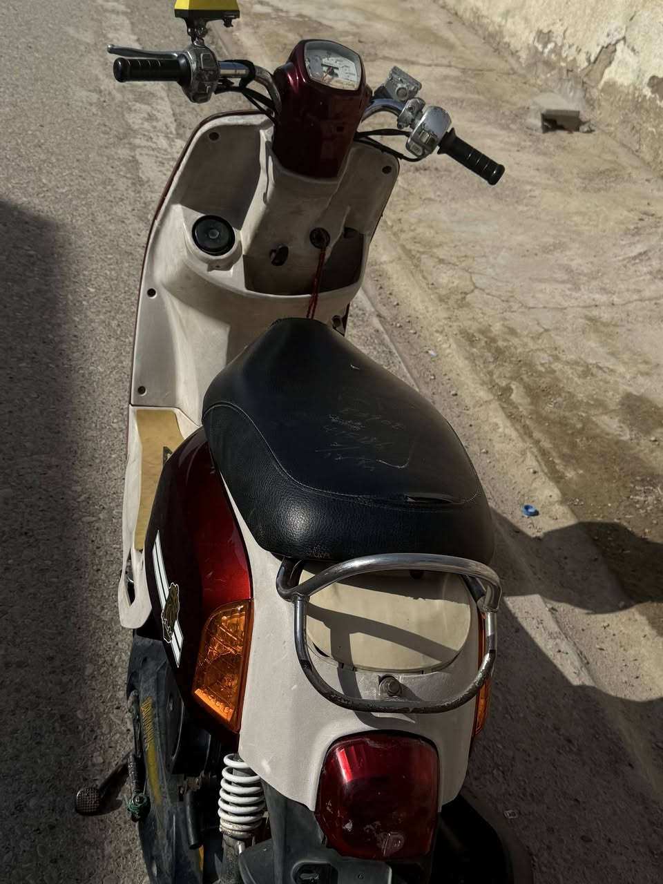 السلام عليكم دراجه بوليس كابريتر داخل كريمي الدراجه كامله مابيه اي نقص تايرات جديده مكينه ما مفتوحه برغي بيها السعر 475 المكان ديالى الخالص هبهب *********** (ملاحضه) ما اروس اي دراجه ابيع فقط
