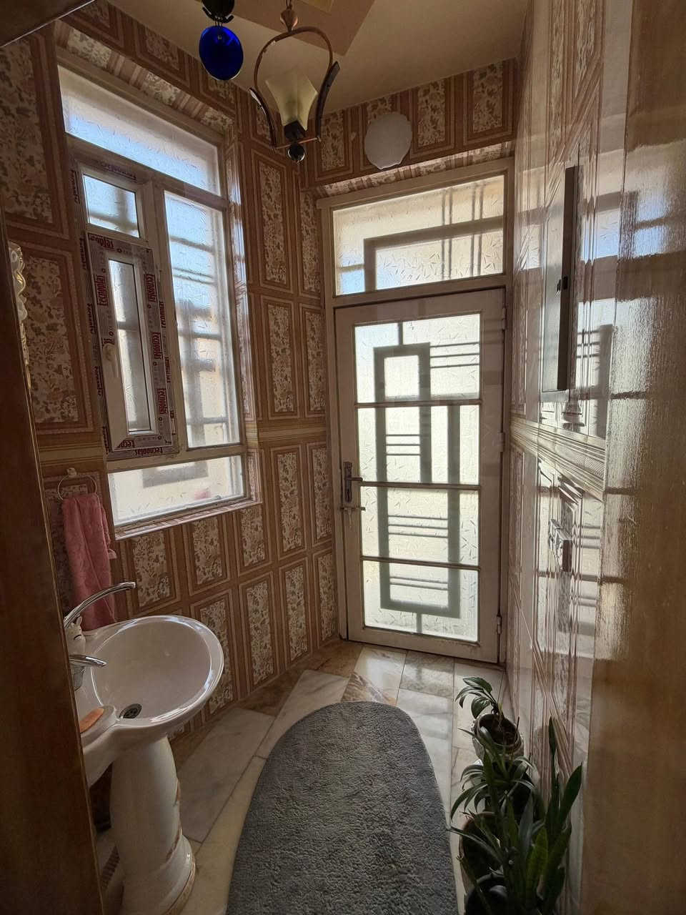 بيت للبيع في حي الأسرة 
المساحة: 200 متر
سنة البناء: 2017
طابقين 

مكتب العقاريون 
للأستفسار: ***********
