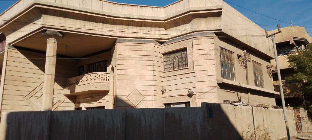 بيت للبيع ركن تجاري على شارعين حي القاهرة الشماسية خلف دور الارامل قرب الشارع العام يبعد 100 متر عن شارع باب المعظم شعب مقابل مطعم القاهرة
مساحة 160 م
طابقين يحتوي الطابق الارضي على صالة 5 *6 وغرفة نوم 4 * 5 ومطبخ حار وبارد  ومناور وحمام + تواليت
الطابق الثاني ثلاث غرف نوم مع صحيات
للاستفسار الاتصال مع صاحب الدار مباشر 
***********

