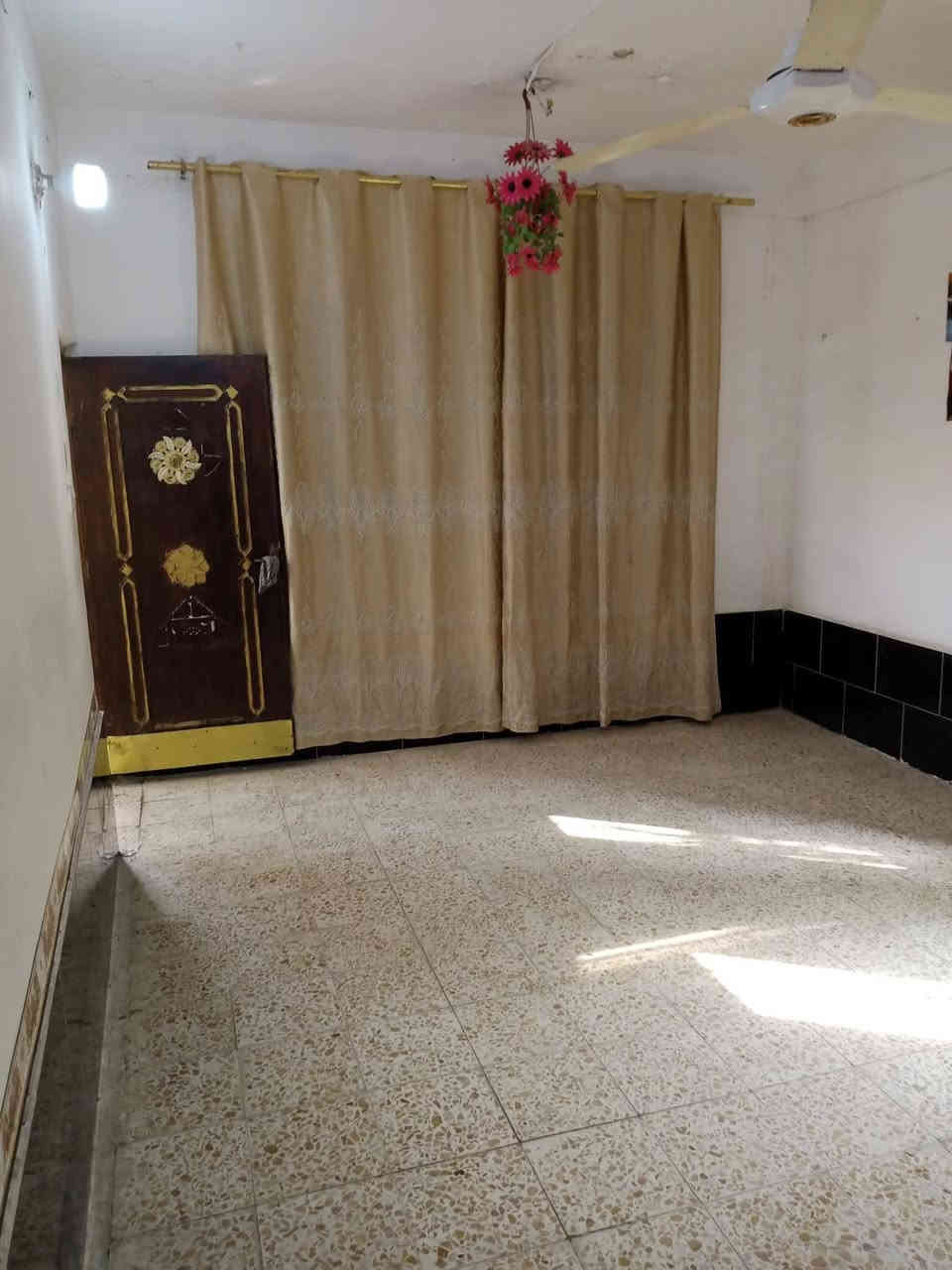 السلام عليكم ورحمه الله وبركاته بيت مقابل شارع 60 بيت مساحته 350 بيت نضيف تبليط  مجاري فول هاذا رقمي ***********
