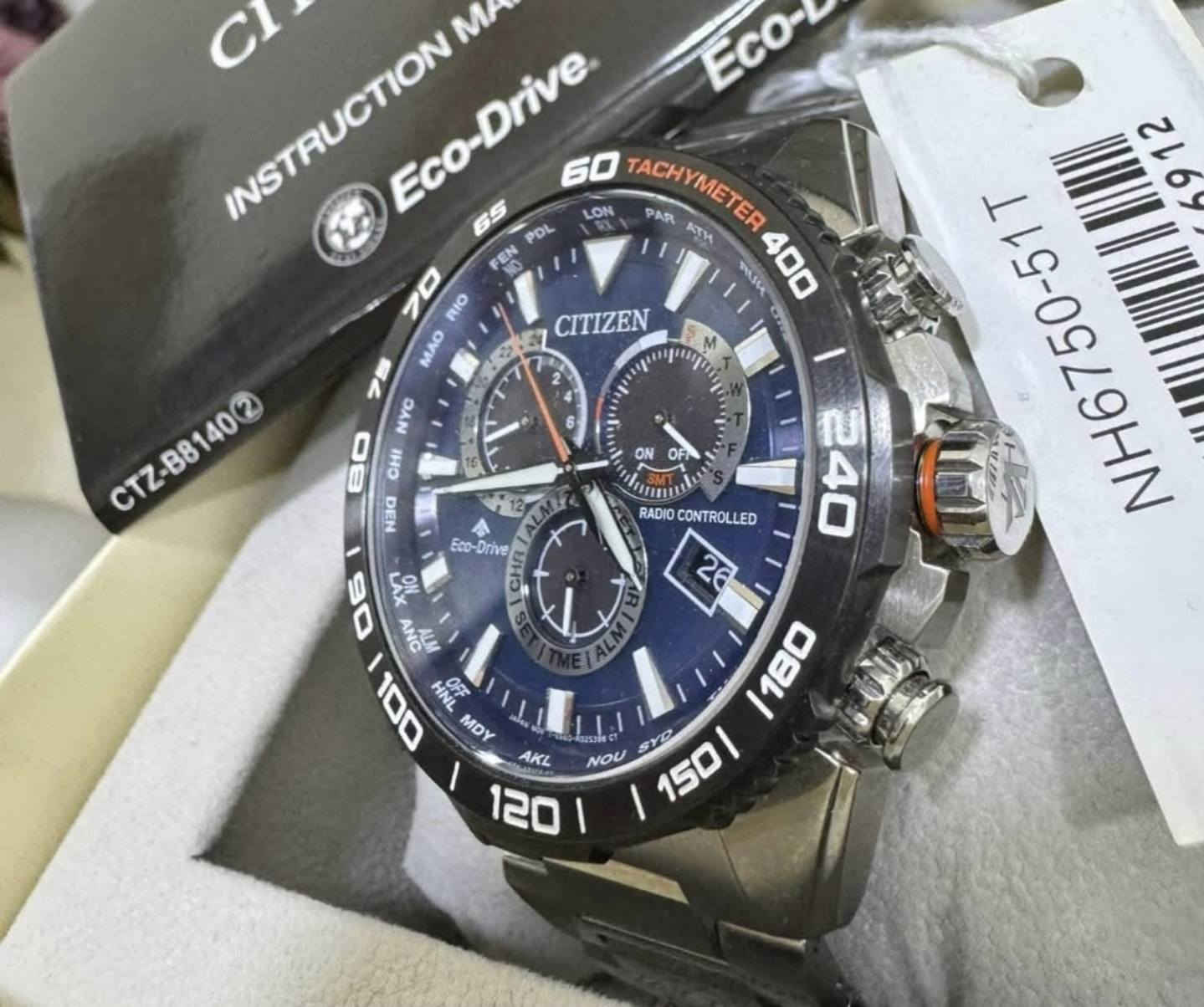 سيتزين ايكو درايف اصلي
مستخدم نظافه تامه جديده تقريبا  مع العلبه الاصليه والتاك 
قطر ٤٦ ملم 
راديو كونترولد - زجاج زفير - شحن ضوئي ايكو درايف - تقويم تلقائي لاتحتاج لضبط التاريخ كل شهر - عداد ستووب ووج 
السعر ٤٥٠ الف   - مكان بغداد - متوفر توصيل


**إذا كنت صاحب هذا الإعلان وتريد حذفه لأي سبب، رجاءا أرسل رسالة إلى الدعم الفني**