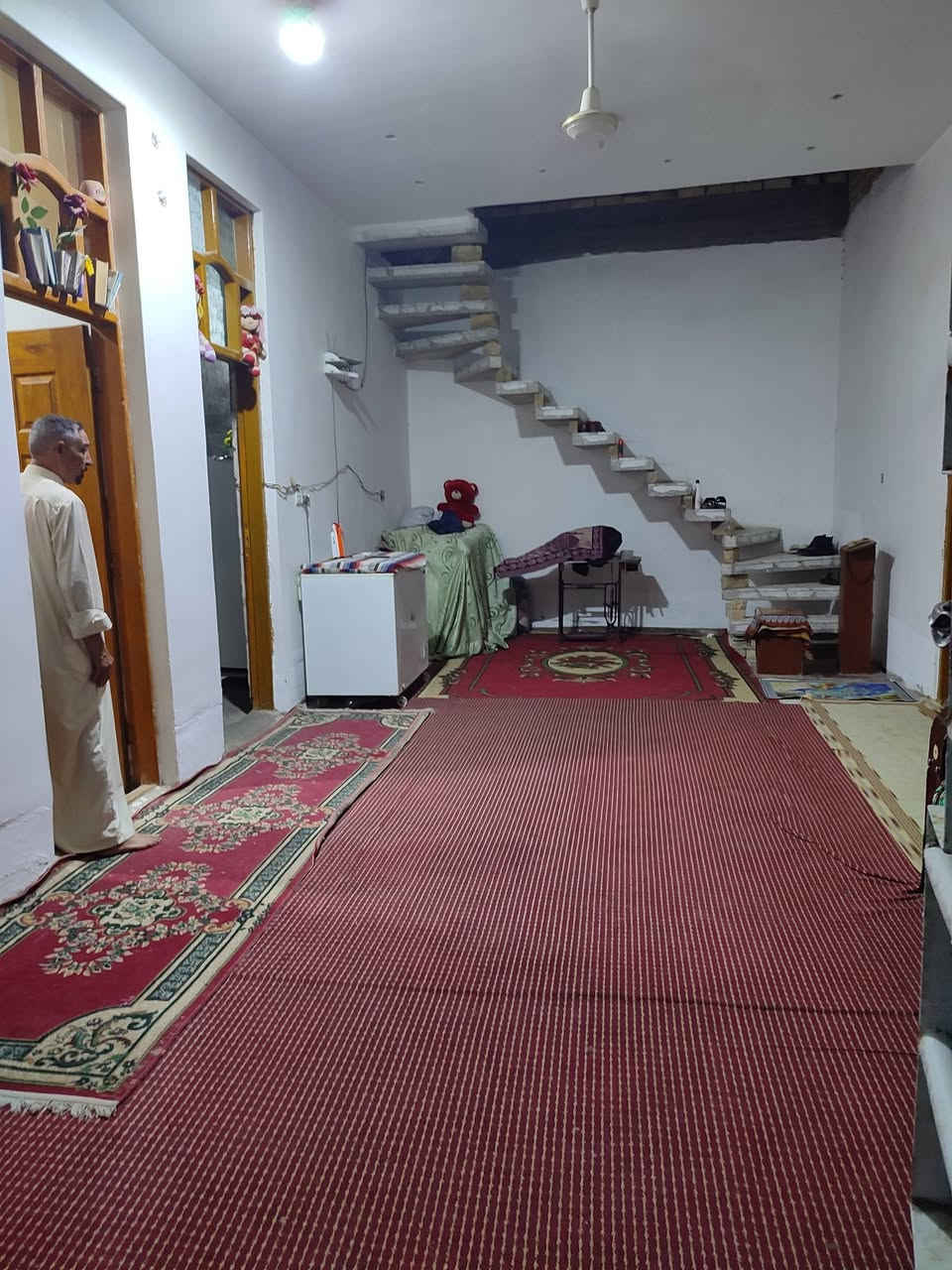 تم تنزيل السعر بسبب الاستعجال..!! 
بيت للبيع المساحه الكليه 320 متر على شارع لعام ركن موقعه تجاري بيت كامل مكمل {{نواقصه قليله جدآ}} البيت مكون من إستقبال+ غرفتين+ صاله + مطبخ + مجمع صحيات 
الموقع شارع المعاره حي السجاد مجاور حسينيه العويسات 
الاستفسار أكثر مراجعه مكتب المصداقية طريق المعاره او الاتصال على الرقم ***********
