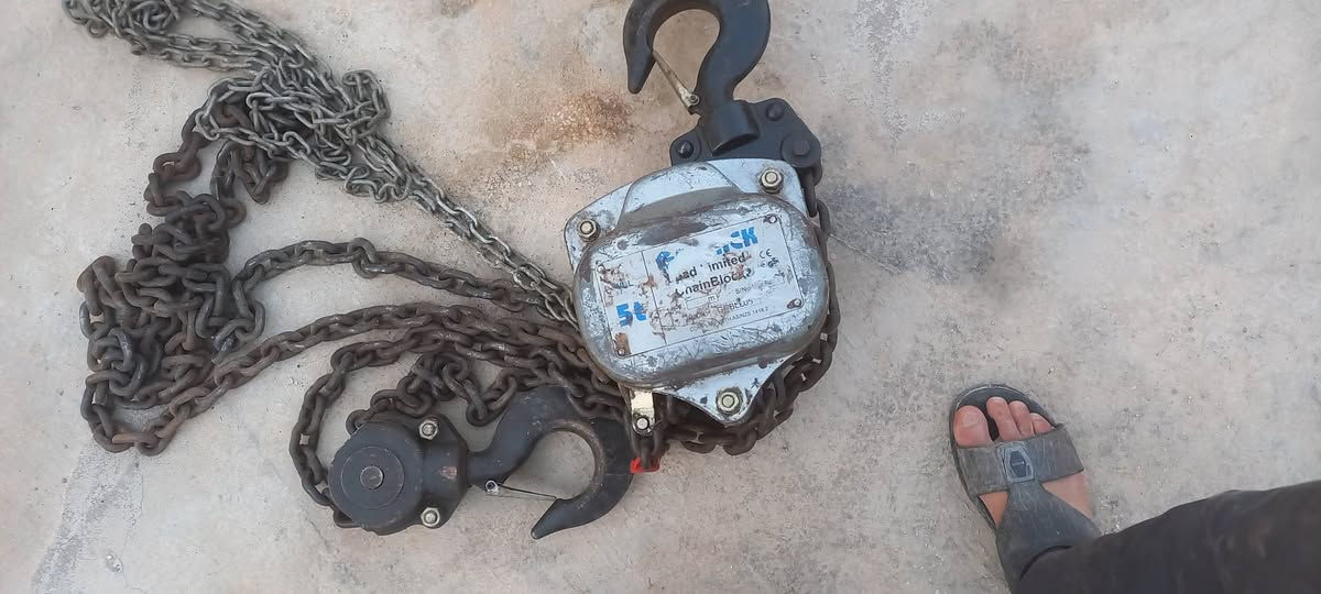 السلام عليكم للبيع بكرة رفع اسلنك 5طن سلسله طويله فولاذ G80جناكيل الرفع فولاذ ثقيل اوربيات صناعه ياباني نضيف اصلي نوعيه ثقيل العنوان النجف الاشرف ***********
