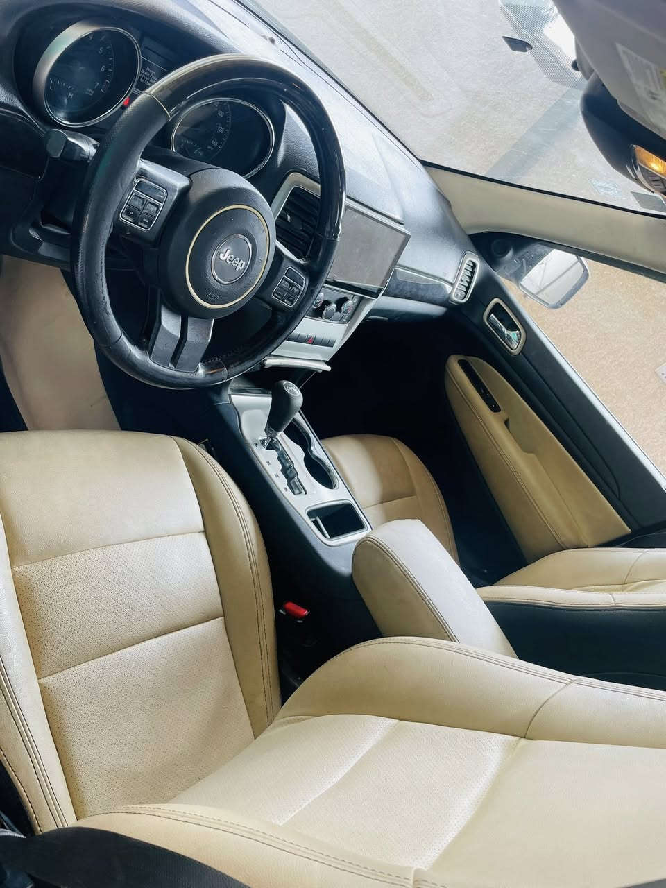 السلام عليكم 
بيع او مراوس 
جيب 2011 بغداد بأسمي 
ماشيه 130 
محرك 6 
جاهزه بدون نقص 
بيها صبغ قطعتين فقط باب السايق والخلفي  
مكان السياره بغداد 
السعر 148 
***********
