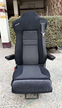 كشن سائق باص ام السيوف نضيف جدآ  مكانة بغداد  07733462204