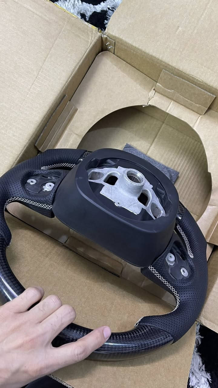 ستيرن رياضي  جديد غير مستخدم
كاربون فايبر الياف حقيقي مع هيتر ستيرن
قطعه اصليه ومانفس الي موجود بالسوگ
تواصل ***********
