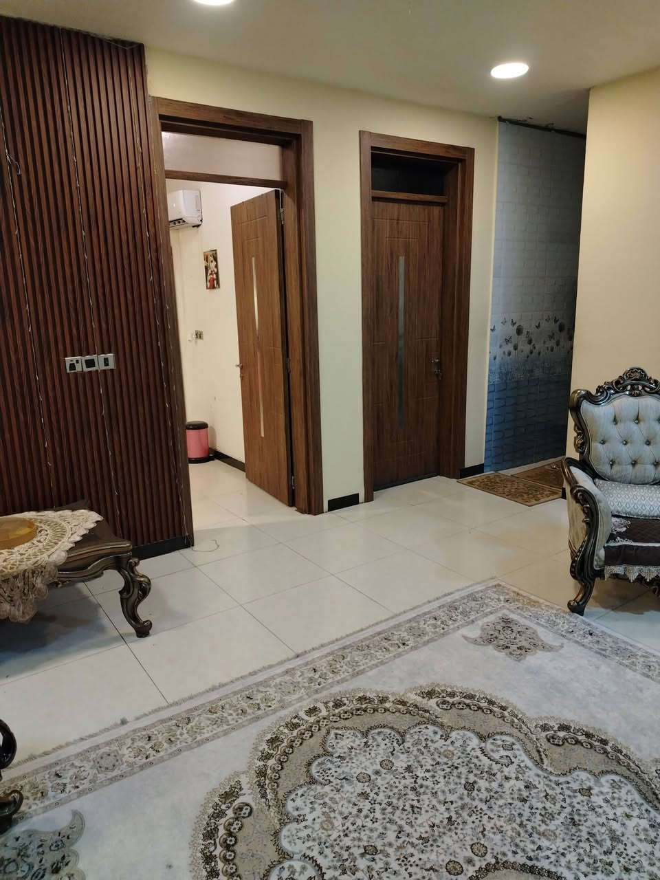 السلام عليكم دار ٢٤٠م واجهة ٨م نزال ٣٠م يتكون من ٤ طوابق مع مصعد نضام شقق كل شقة ٢٢٠م تحتوي على ٣غرف نوم مع سويت مع صالة كبيرة+خدمات +مطبخ بناء حديث درجة اولى محلة ٥٠٣ استثمار شقق معزولة التواصل على الرقم ***********
