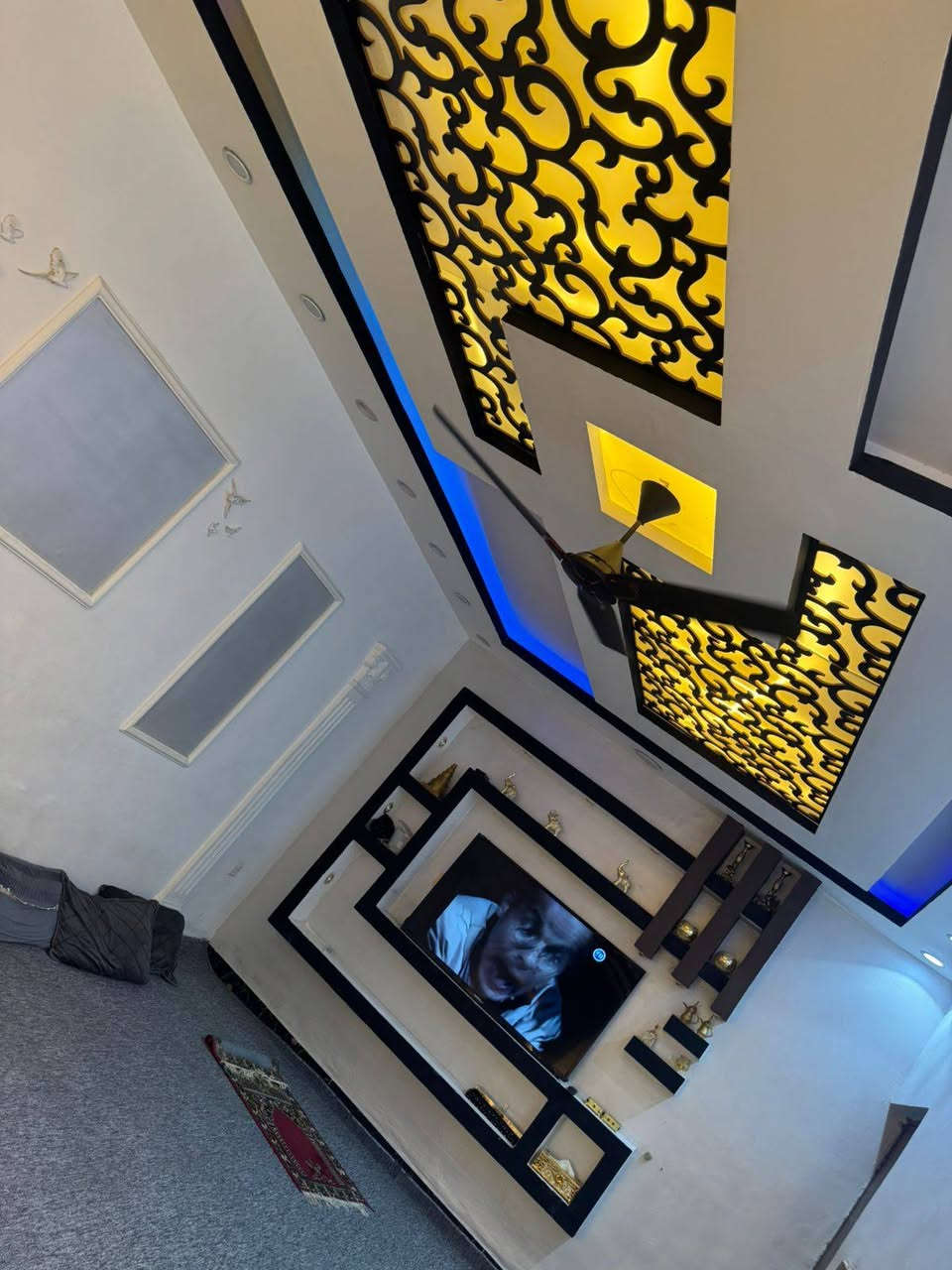 بيت للبيع السعر  ٤٠٠ مليون ثابت
مساحة :     200 متر قرب جامع الحمزة
يحتوي على كراج كبير وحديقة
استقبال مساحة 5, 6 /5, 3
هول مساحة  3 / 4
مطبخ حار وبارد
صحيات عدد ٣ 
غرف النوم ٦ 
الطابق الثاني ٣ غرف + حولي كبير +بلكونه تصلح مطبخ 
الطابق الثالث ٢ غرف 
التواصل على الرقم حصرا
     ***********1 ام سند
