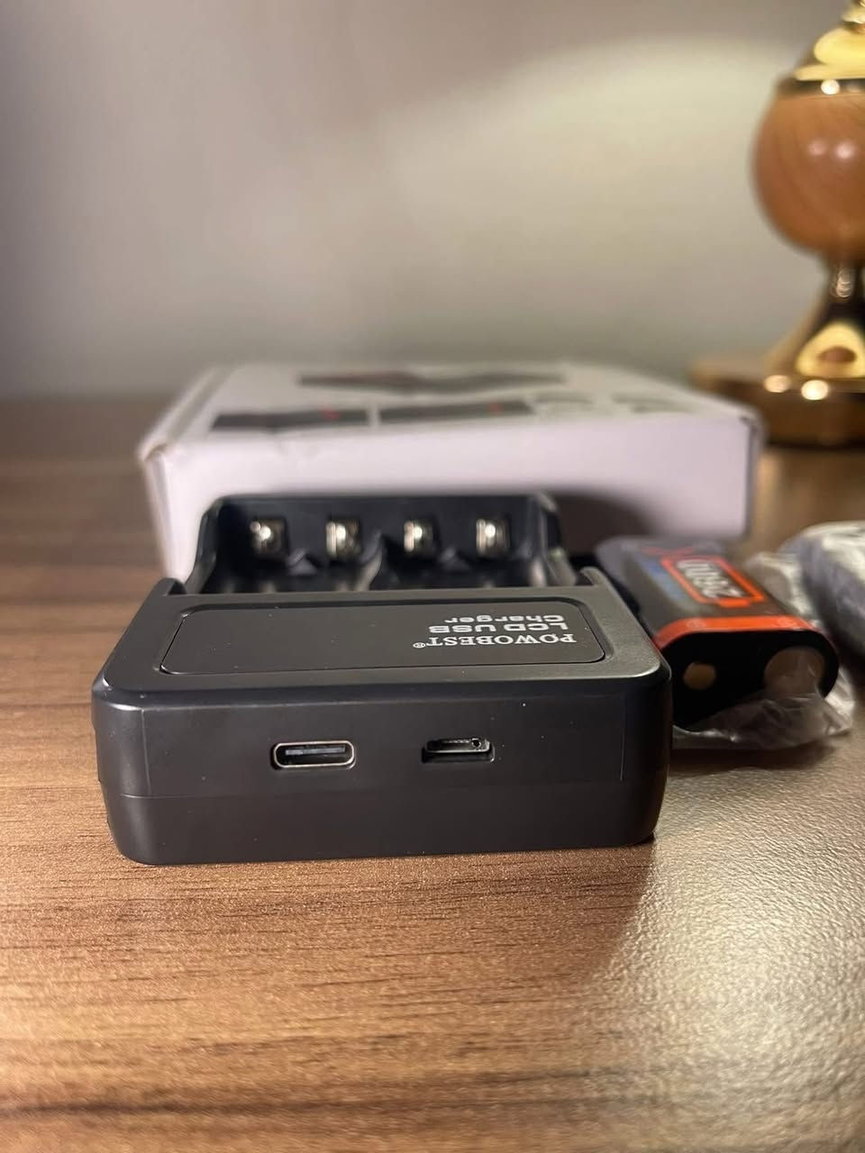 متوفره السعر 15 مع توصيل بغداد ومحافظات
هذا شاحن POWOBEST LCD USB مع بطاريات قابلة لإعادة الشحن لأجهزة تحكم Xbox One/Series X/S. 
يشمل شاحن LCD USB وبطاريتين بسعة 2600 مللي أمبير في الساعة. 
متوافق مع وحدات تحكم Xbox One، Xbox One S، Xbox One X، Xbox One Elite، Xbox Series X، و Xbox Series S. 
يتميز الشاحن بوجود شاشات عرض LCD لمراقبة حالة الشحن.
يوفر حماية مدمجة من الشحن الزائد لضمان سلامة البطاريات.


**إذا كنت صاحب هذا الإعلان وتريد حذفه لأي سبب، رجاءا أرسل رسالة إلى الدعم الفني**