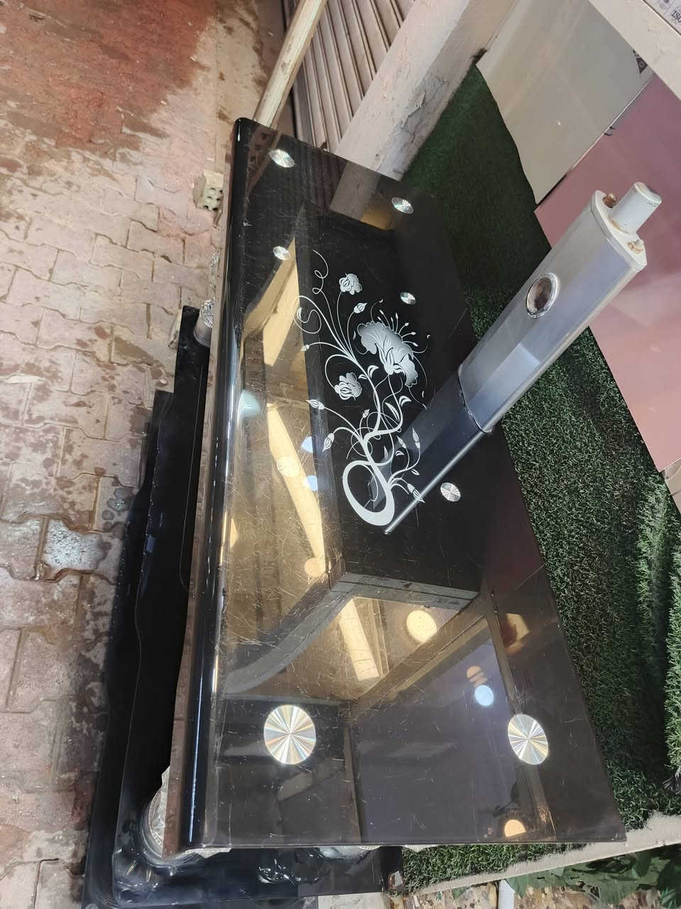 السلام عليكم
ميز مرايه أسود للبيع 
أمامك بسعر مناسب  رقمي *********** واتساب
