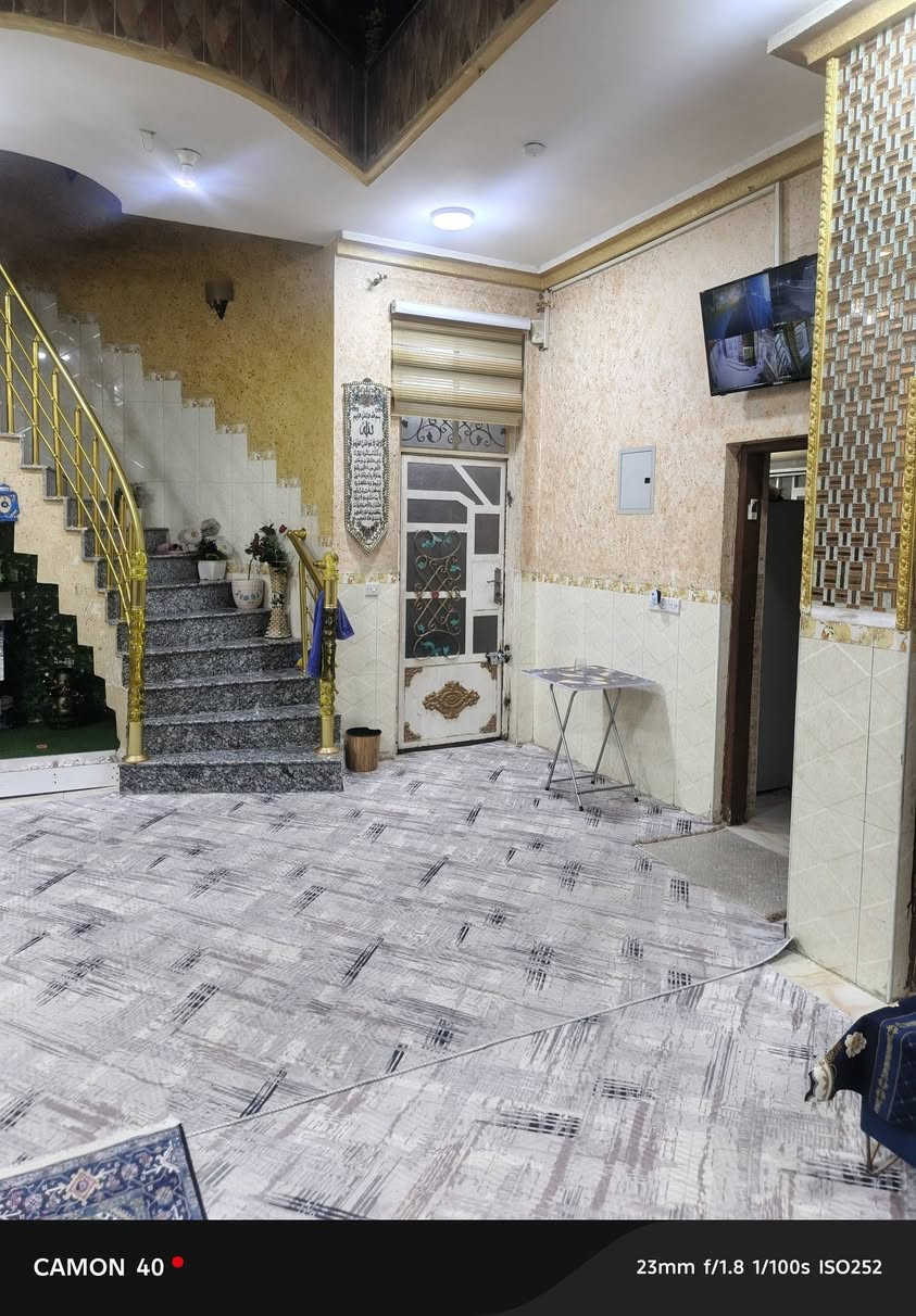 سلام عليكم للبيع دار مساحة (236) طابو صرف بسمي نزل 20 واجهة 11.8 طابقين بناء حديث مال 2018 شغل وبناء البيت درجة اولى للاخير يتكون البيت من كراج يسع سيارة وصحيات خارجيه يتكون الطابق الاول من كنيدور واستقبال ومطبخ حار وبارد وصالتين وغرفه ومجمع صحي و3 مناور وحديقه داخليه يتكون الطابق الثاني من  ثلاث غرف وصاله كبيرا ومجمع صحي ويتكون  على بيتونه وسطح كبير البيت كامل مكمل على اخر حبايه نقص فقط الواجها ما مشتغلها باقي البيت كامل مكمل.
عنوان البيت / (ديالى بعقوبة التحرير قرب المعهد التقني منطقة الاوقاف قرب الملعب الخماسي مال الاوقاف) . 
سعر البيت / (370 ملون وبيه مجال للشراي). 
الرقم/
***********
***********
***********
