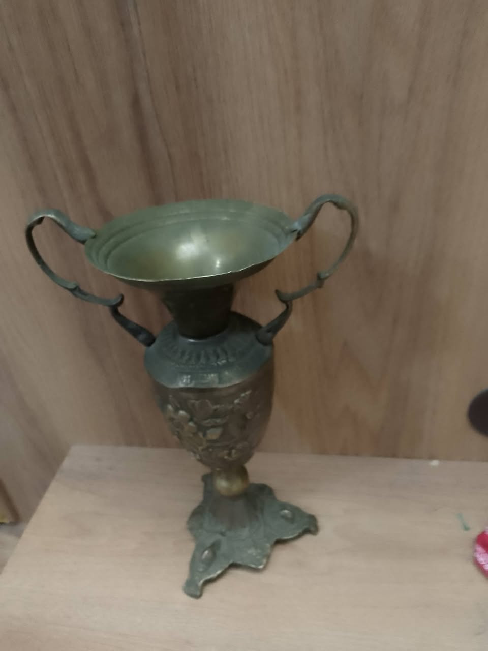 سلام عليكم متاح مزهريه نحاس انتيكه قديمه حيل مكاني بغداد مدينة الصدر وزنها كيلو ونص ***********
