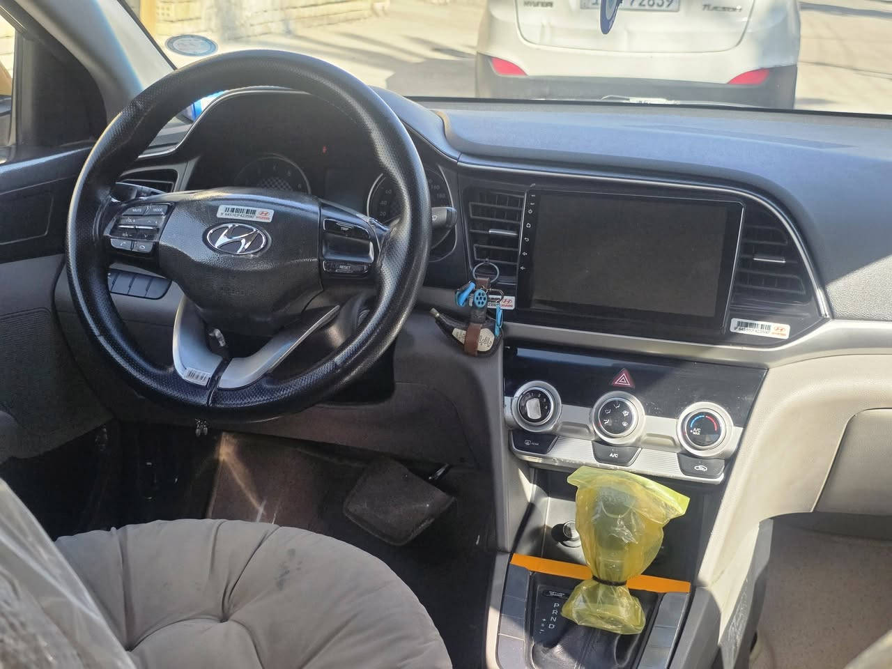 السلام عليكم
للبيع

‏ELANTRA ☑️
🔹 الموديل : 2020
🔹 اللون : اصفر
🔹 حجم المحرك : 1600 خليجي 
🔹 الموصفات : 
🔹 شاشة 
🔹 كامرة. اشاره بلمري .تحكم ستيرن  
🔹 رقم بغداد و بأسمي
🔹حادث لا يوجد
🔹 السعر 165 وبيها مجال 
🔹مكان السيارة : بغداد 
🔷️ ***********‏M
متوفر واتساب
