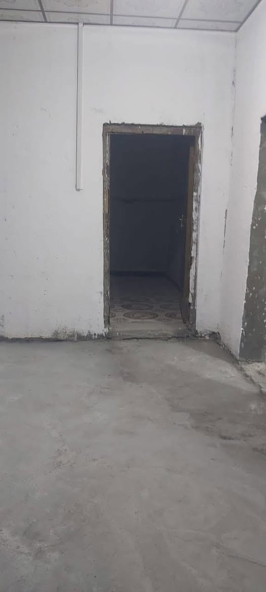 بيت طابقين للايجار في الكندي الطابق الاول يحتوي غرفتين وصاله وديوانيه ومطبخ وصحيات والطابق الثاني يحتوي 3 غرف ومطبخ وسطح السعر 350 الف
واتس ***********
