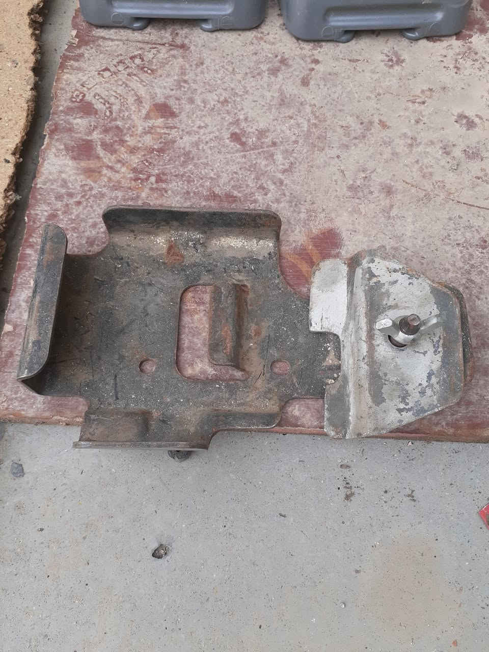 السلام عليكم أغراض للبيع
نفاضات كوستر
قاعده جك كوستر
كب جمبي عالي
علامات الهيئة مال خطوط 
نشره 
حساس صالنصه كوستر
احزمه جمبي عاليه وفتون
زنون لايت 
للإستفسار الاتصال على الرقم 
***********
